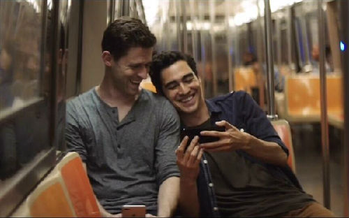 iPhone 7宣传片男男头靠肩超亲密 网友：这很库克