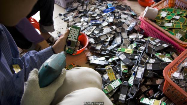 从手机到电脑，贵屿镇需要处理世界上大部分的电子垃圾。其中约80%都来自海外国家。