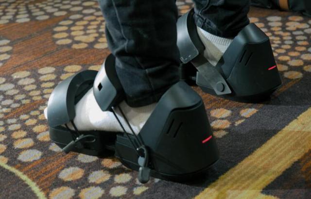 来自日本的 VR 鞋子，让你每走一步都能感觉到震动